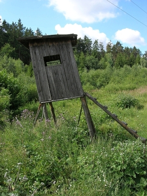 Schiefer Hochstand